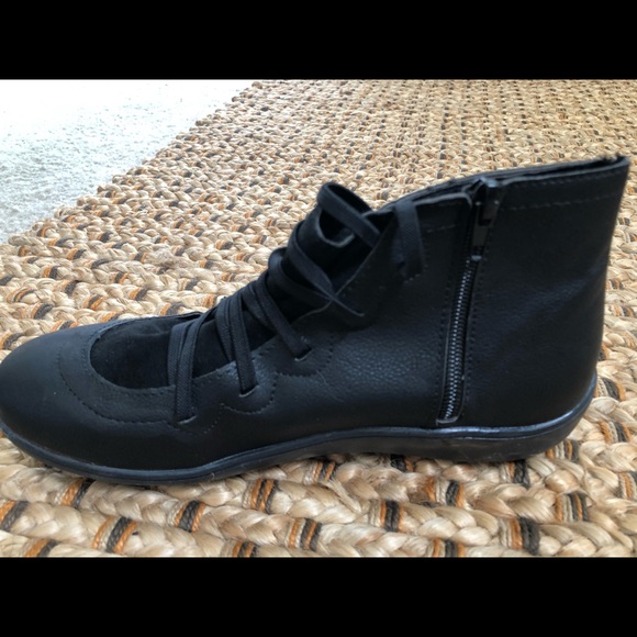 NEW! NVW Cute black leather booties size 40. - Picture 2 of 5